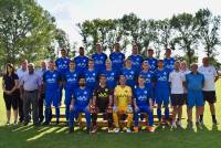 1. Mannschaft des SV Blau Weiß 91 mit neuen Trikots des Hauptsponsors VAU